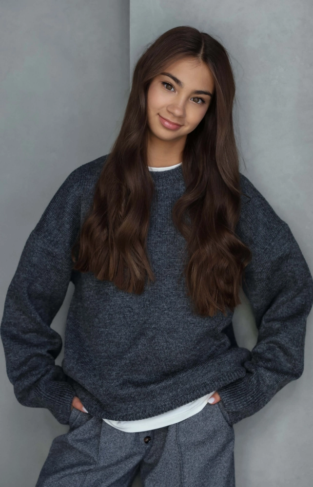 Светр вʼязаний об'ємний з круглою горловиною сірий