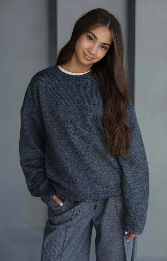 Светр вʼязаний об'ємний з круглою горловиною сірий