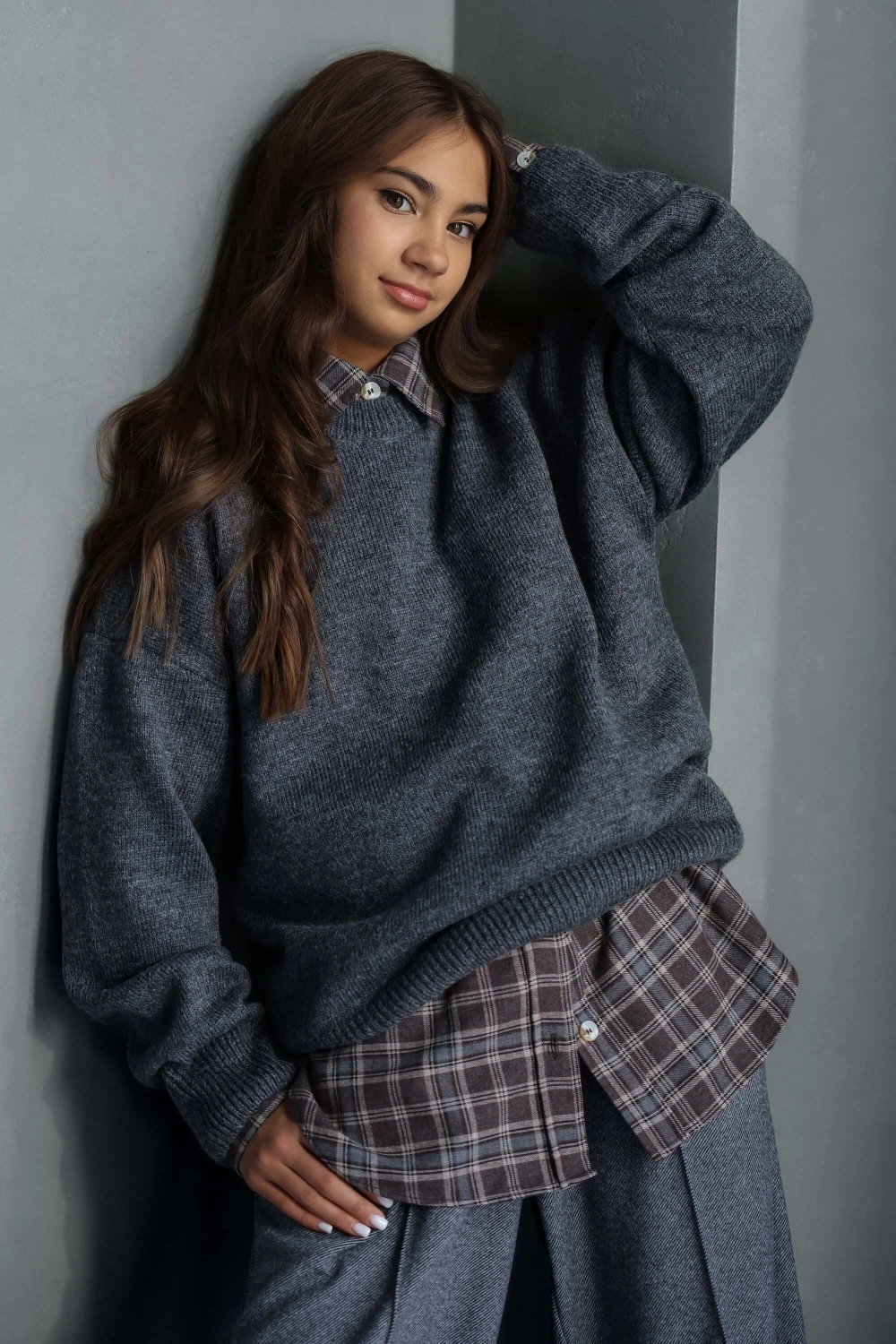 Светр вʼязаний об'ємний з круглою горловиною сірий