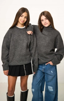 Светр вʼязаний з високим коміром сірий