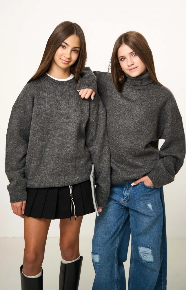 Светр вʼязаний з високим коміром сірий