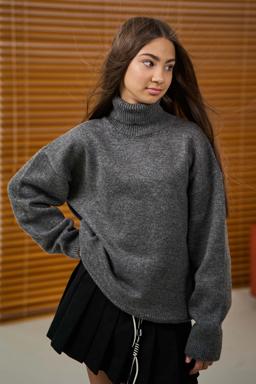 Светр вʼязаний з високим коміром сірий
