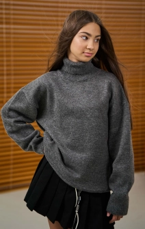 Светр вʼязаний з високим коміром сірий