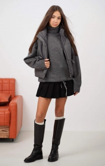 Светр вʼязаний з високим коміром сірий