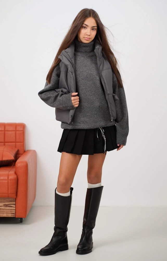 Светр вʼязаний з високим коміром сірий