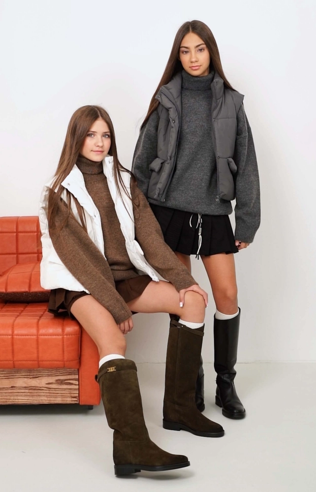 Светр вʼязаний з високим коміром сірий