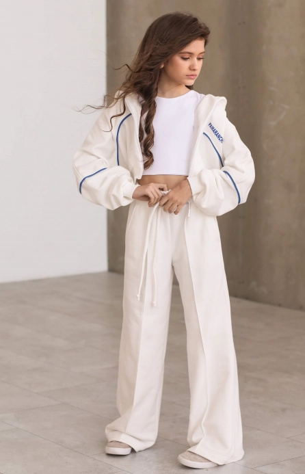 Костюм спортивный с коротким худи c кантом молочный