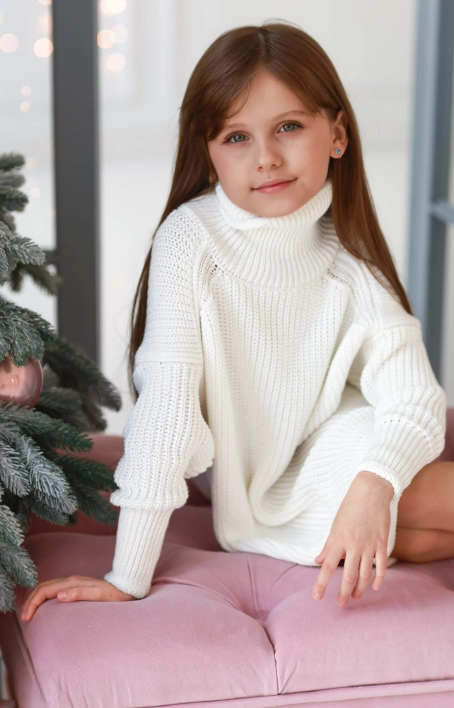 В'язана сукня з високим горлом молочна