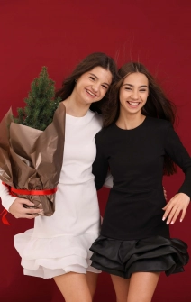 Міні-сукня трикотажна з воланом молочна