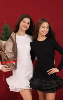 Міні-сукня трикотажна з воланом молочна