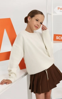 Светр вʼязаний об'ємний з круглою горловиною молочний