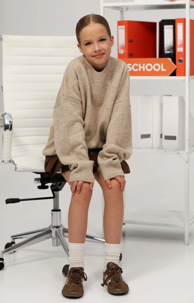 Светр вʼязаний об'ємний з круглою горловиною бежевий