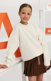 Светр вʼязаний об'ємний з круглою горловиною молочний