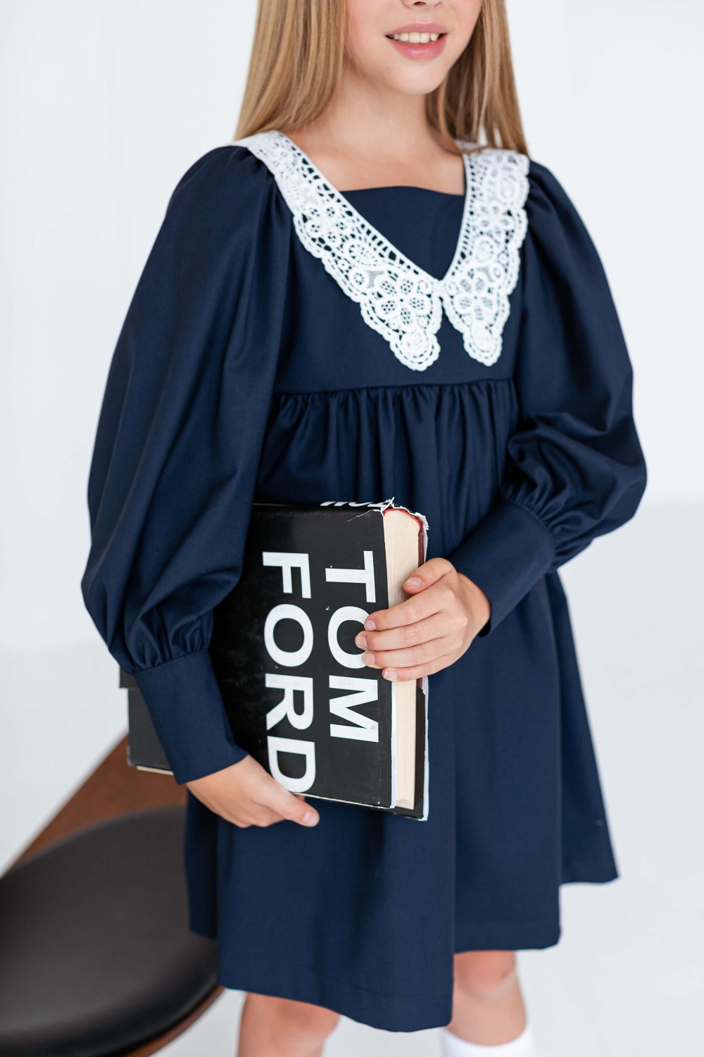 Сукня шкільна з пишними рукавами і мереживним комірцем