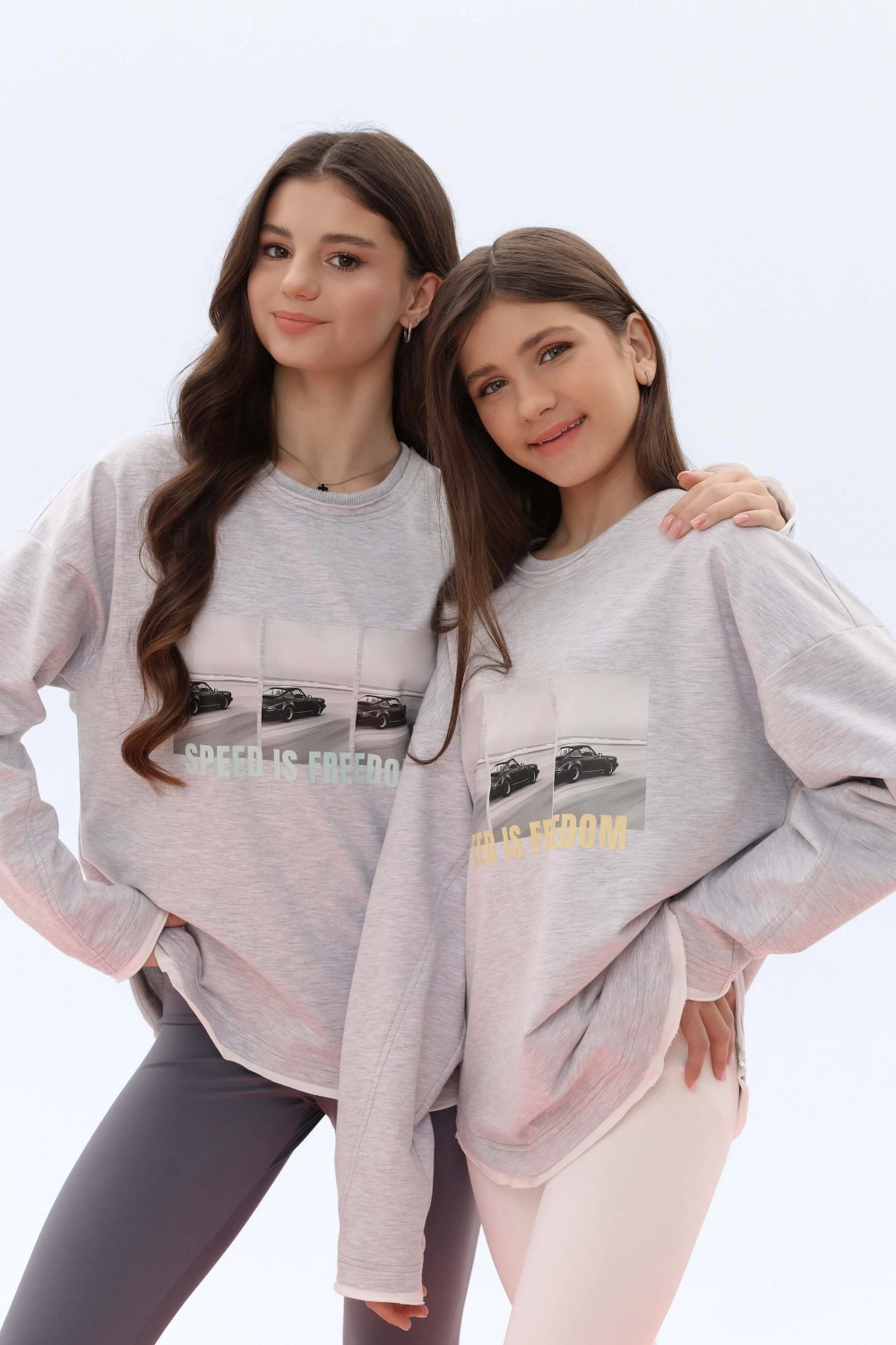 Лонгслів подовжений сірий з бірюзовим написом