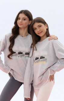 Лонгслів подовжений сірий з бірюзовим написом