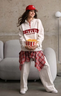 Свитшот с молнией молочный с красной надписью