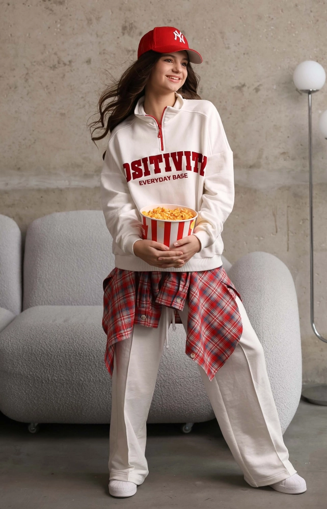 Свитшот с молнией молочный с красной надписью