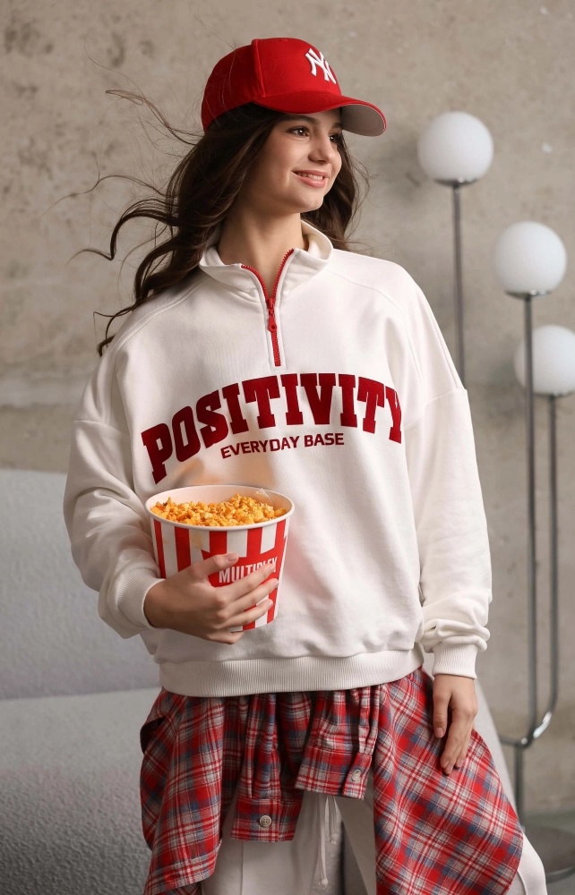 Свитшот с молнией молочный с красной надписью