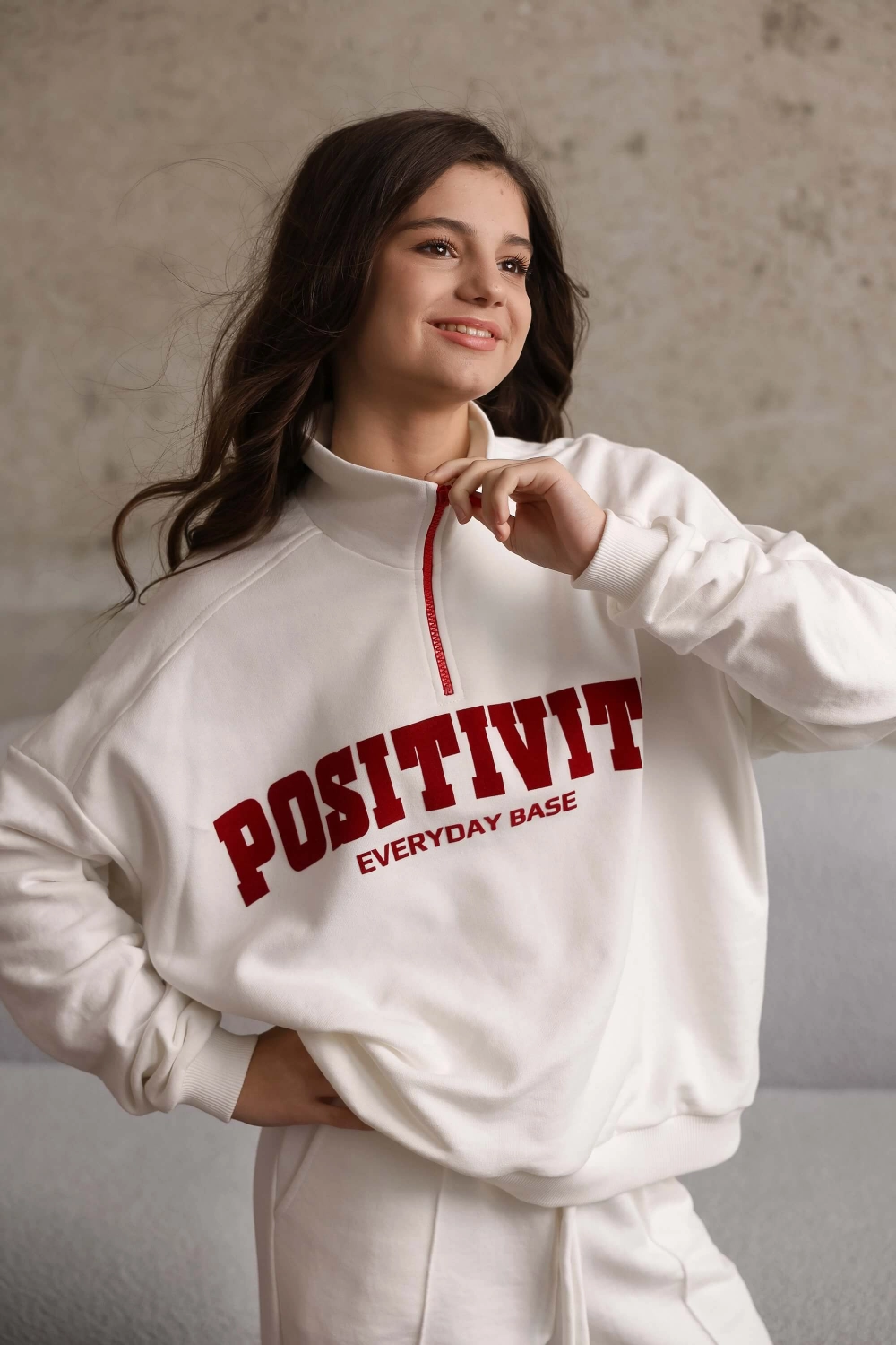 Свитшот с молнией молочный с красной надписью