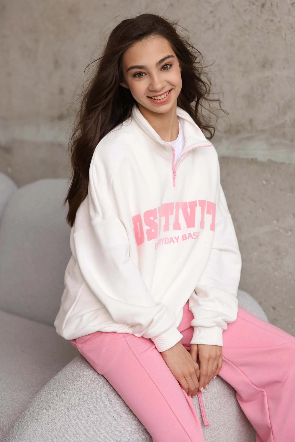 Свитшот с молнией молочный с розовой надписью