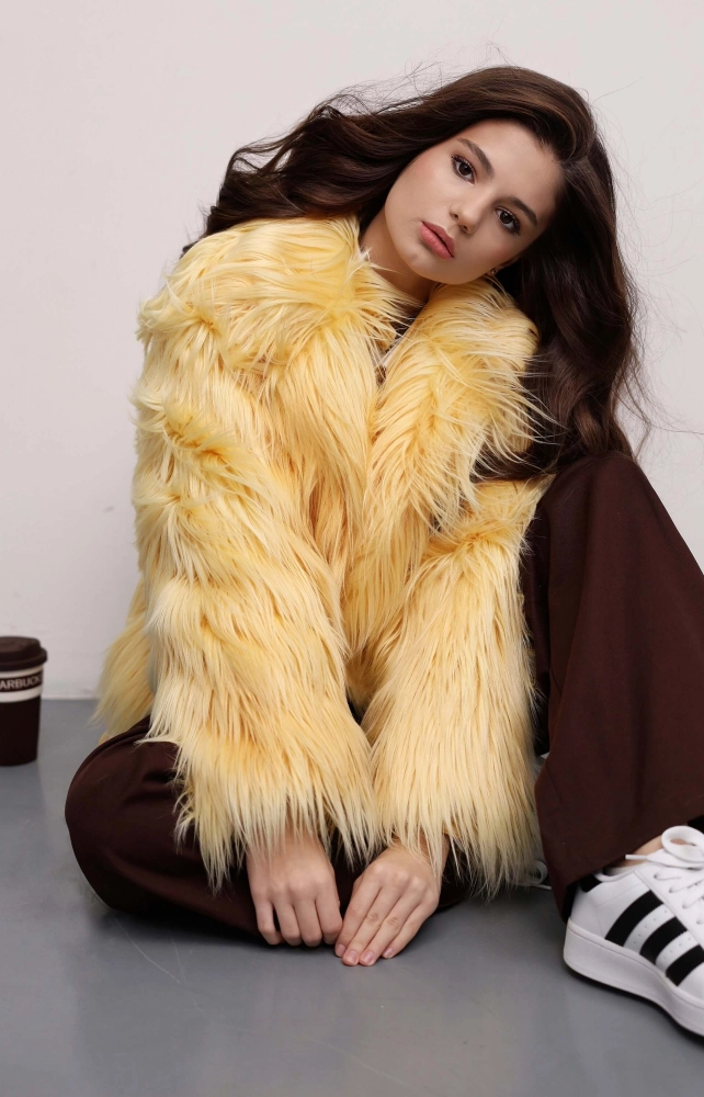 Шуба з довгого штучного хутра жовта