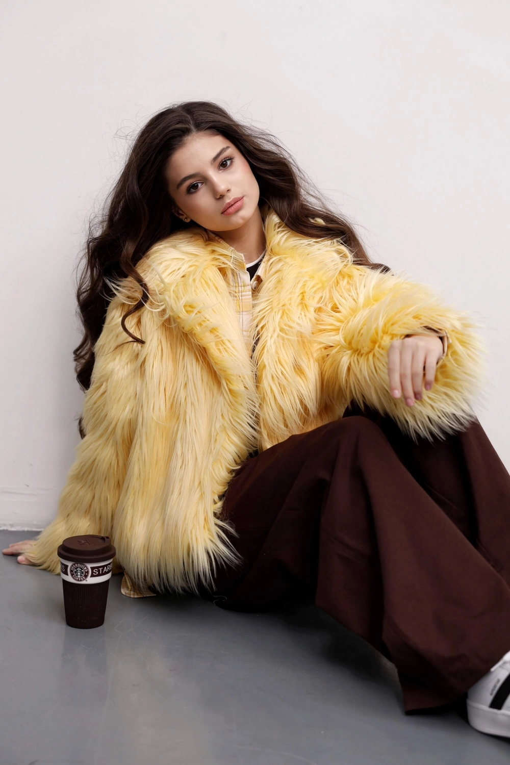 Шуба з довгого штучного хутра жовта