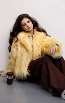 Шуба з довгого штучного хутра жовта