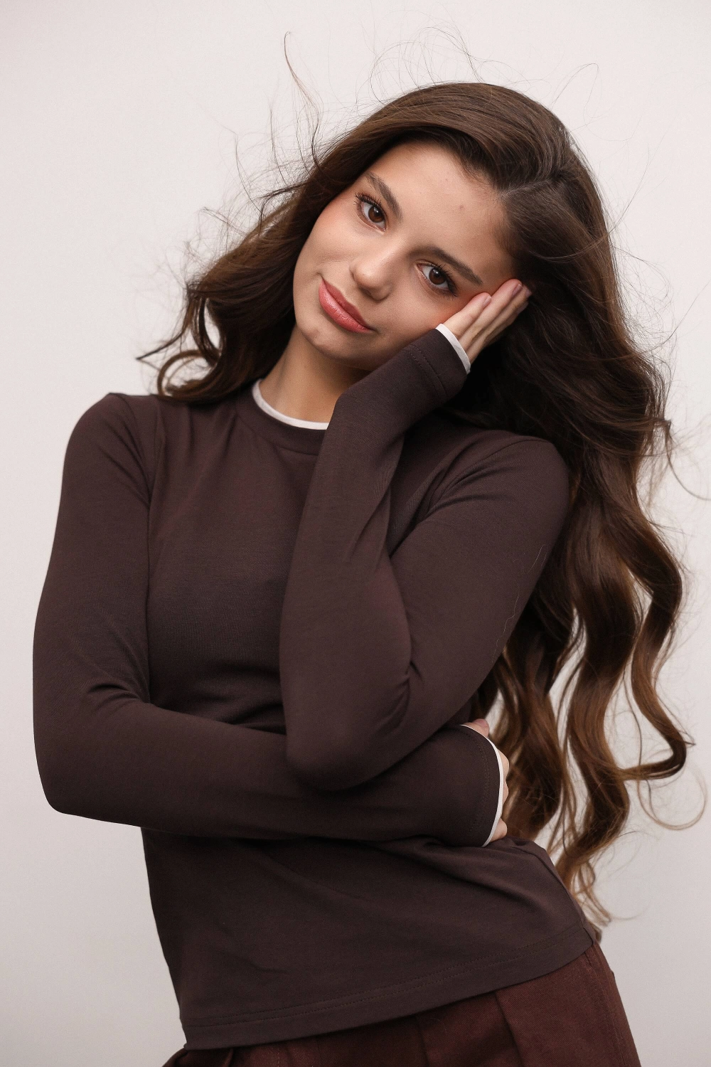 Лонгслив шоколадный с белым кантом