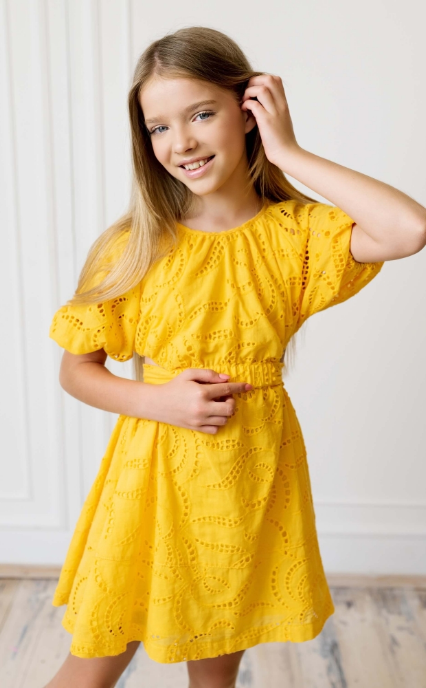 Платье из батиста-прошвы желтое